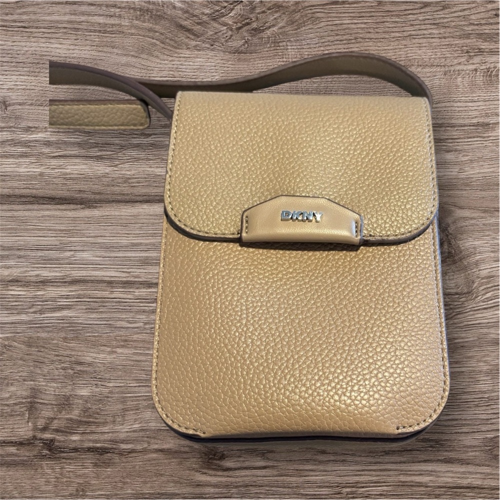 DKNY NWT Tan Pebbled Leather Crossbody Bag